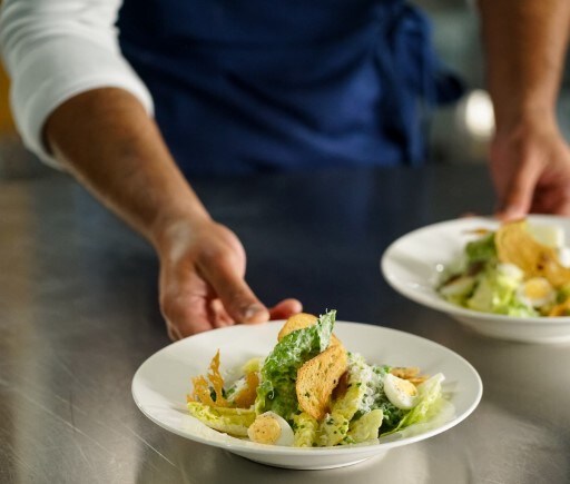 Cézár saláta fürjtojással Cézár saláta fürjtojással